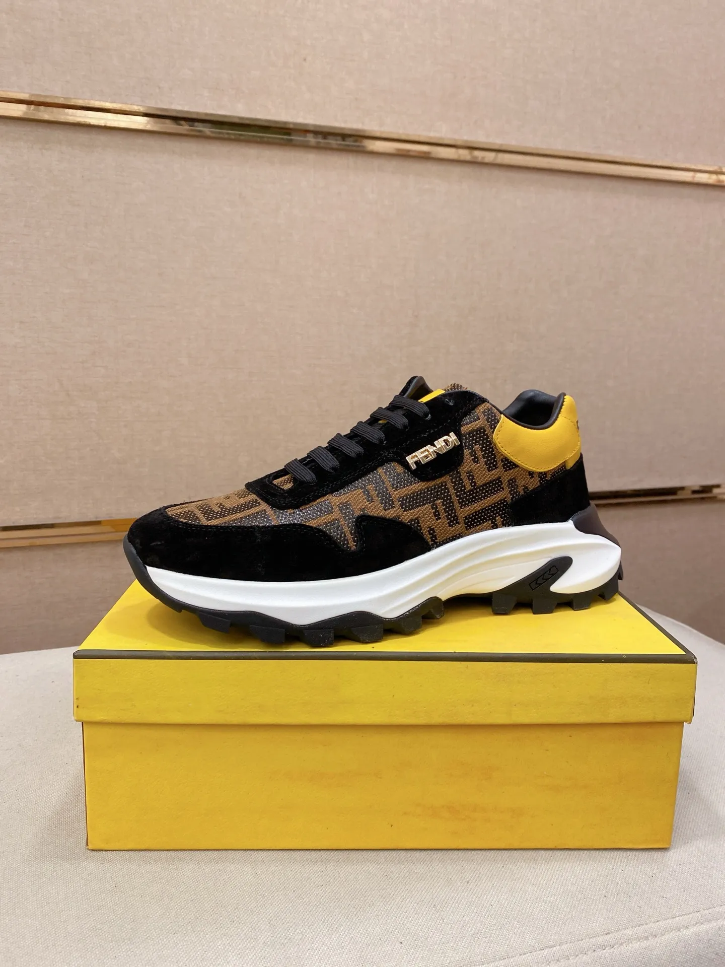 Men's shoes 💰 462💰 (fendi) New style 👊🏻 upper 🇮🇹 imported cowhide fabric 🇩🇪 lining imported sheepskin lining. The original outsole is molded to highlight the identity of every man, and the upper foot is elegant and stable🚶🏻🚶🏻The high-end custom counters reproduce the original version📯No matter the wind or rain, the shoe last remains unchanged and can withstand the verification of time🔍️,🔵 Size: 38-44